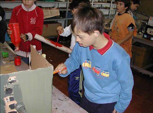 El aula, como espacio por excelencia para la diversidad, debe comprometerse en la lucha contra las reacciones que devalúan, niegan o rechazan la misma. Fuente: Escuela 2 