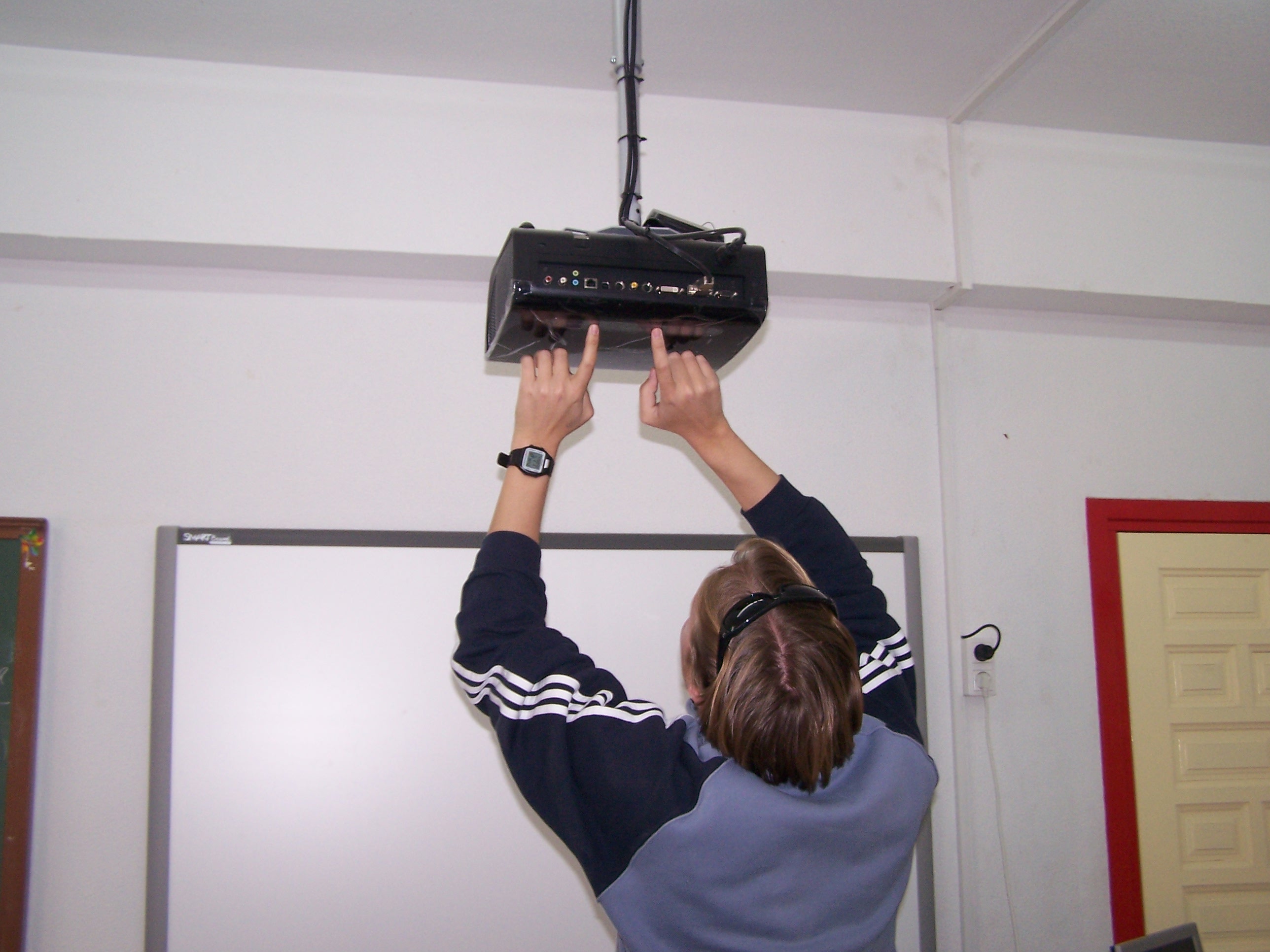 Proyector colgado en el techo 